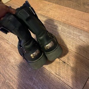 Ugh Kensington boots. Woman’s 6. Slightly worn. Black